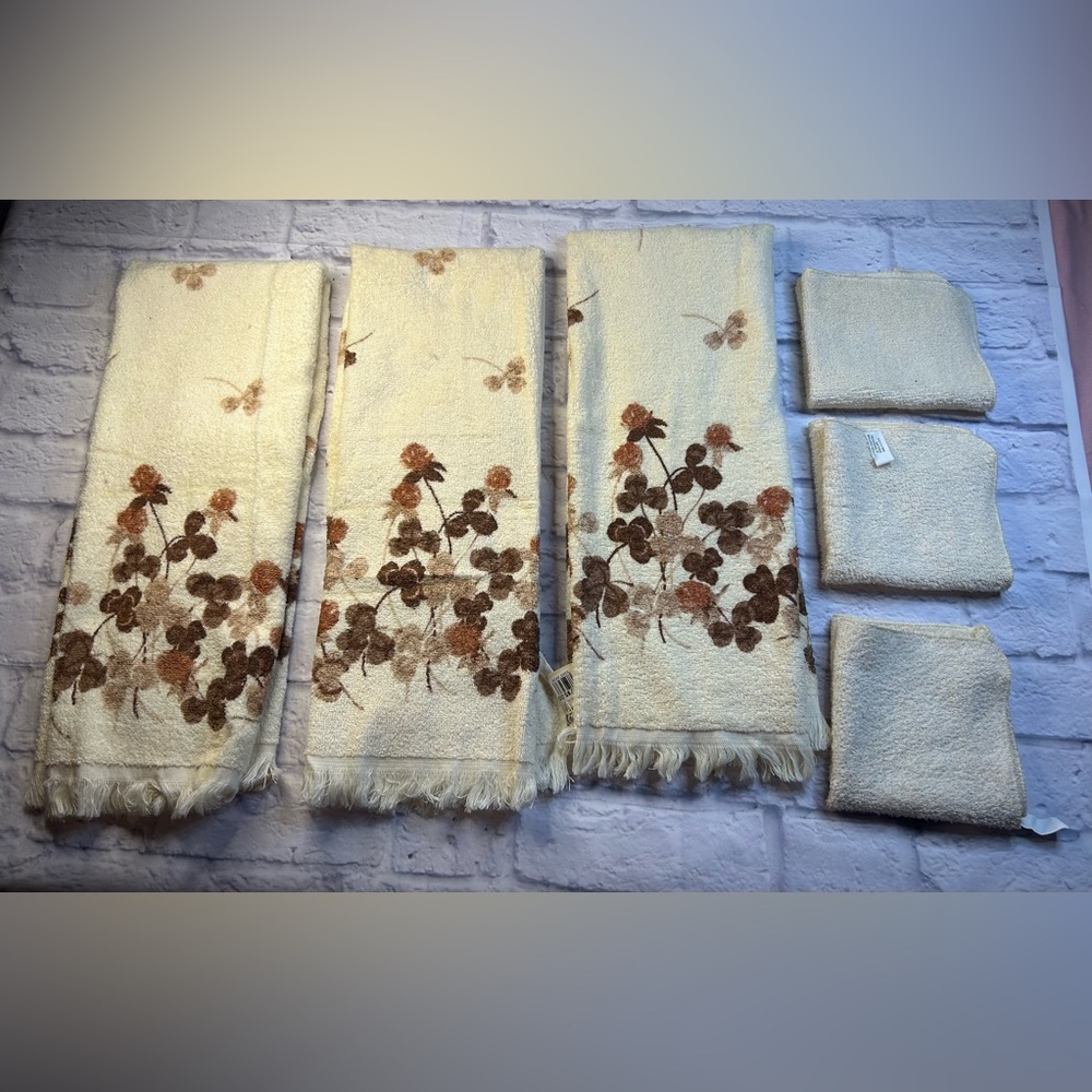 Vintage Dundee Floral/Clover Patterned Towel Set